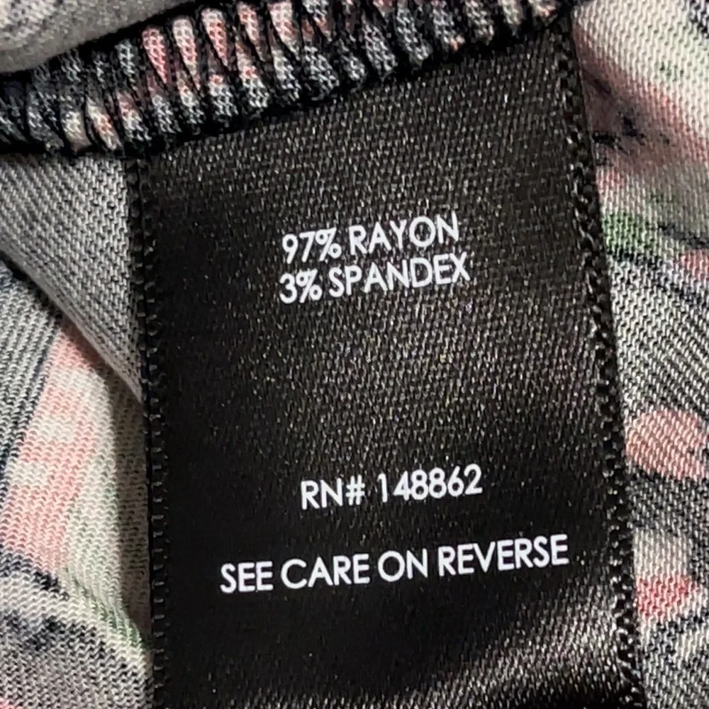 🆕🦋TORRID Feather Print Top🦋 - Picture 7 of 12